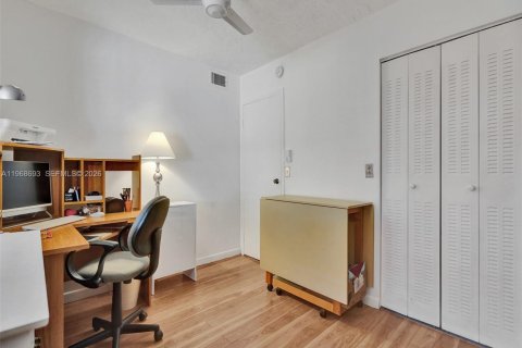 Condominio en venta en Lauderdale Lakes, Florida, 2 dormitorios, 80.36 m2 № 2030981 - foto 14