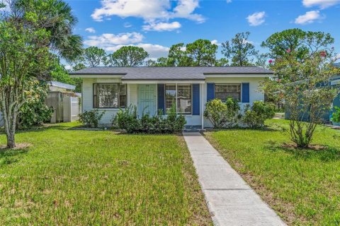 House in Saint Petersburg, Florida 3 bedrooms, 98.1 sq.m. № 1909807 - photo 1