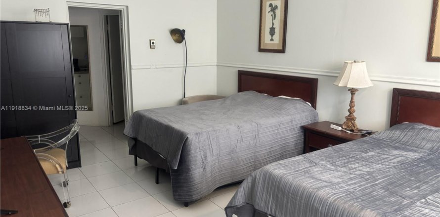 Condominio en Hallandale Beach, Florida, 1 dormitorio  № 1973349
