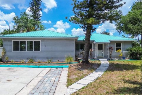 Villa ou maison à Saint Petersburg, Floride 5 chambres, 176.24 m2 № 2199892