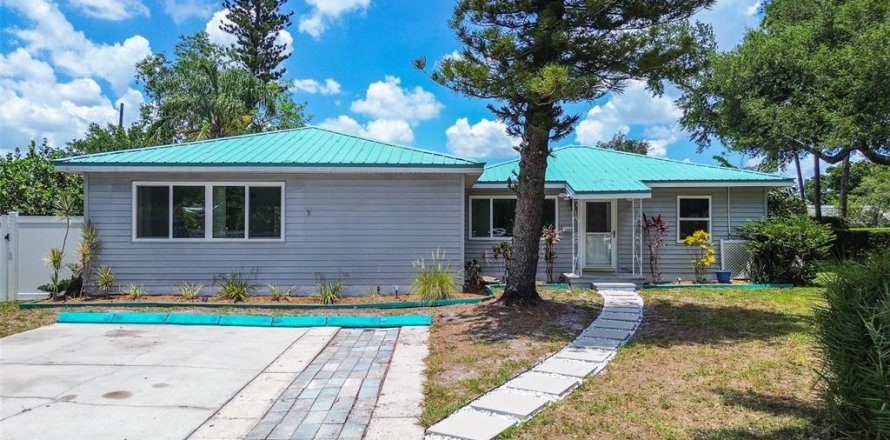 Villa ou maison à Saint Petersburg, Floride 5 chambres, 176.24 m2 № 2199892