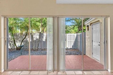 House in Weston, Florida 2 bedrooms, 130.99 sq.m. № 1984249 - photo 27