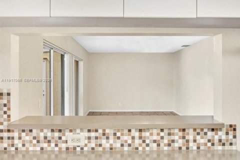 House in Weston, Florida 2 bedrooms, 130.99 sq.m. № 1984249 - photo 15