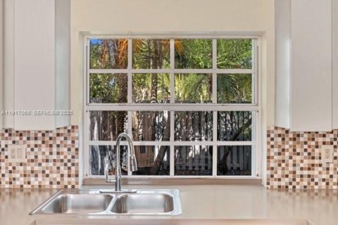 House in Weston, Florida 2 bedrooms, 130.99 sq.m. № 1984249 - photo 17