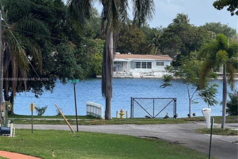Condo in Hallandale Beach, Florida, 1 bedroom  № 1744017 - photo 12