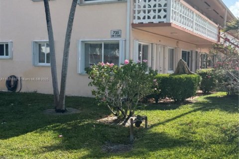 Condo in Hallandale Beach, Florida, 1 bedroom  № 1744017 - photo 11