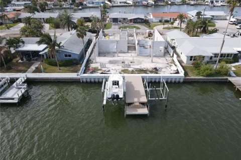 House in Saint Pete Beach, Florida 4 bedrooms, 267.56 sq.m. № 1554552 - photo 2