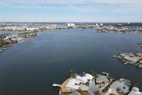 House in Saint Pete Beach, Florida 4 bedrooms, 267.56 sq.m. № 1554552 - photo 4
