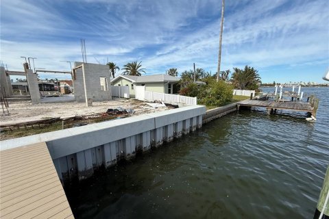House in Saint Pete Beach, Florida 4 bedrooms, 267.56 sq.m. № 1554552 - photo 28