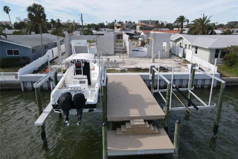 House in Saint Pete Beach, Florida 4 bedrooms, 267.56 sq.m. № 1554552 - photo 26