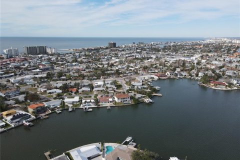 House in Saint Pete Beach, Florida 4 bedrooms, 267.56 sq.m. № 1554552 - photo 22