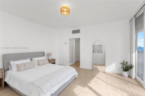 Condo in Miami, Florida, 1 bedroom  № 2003350 - photo 11