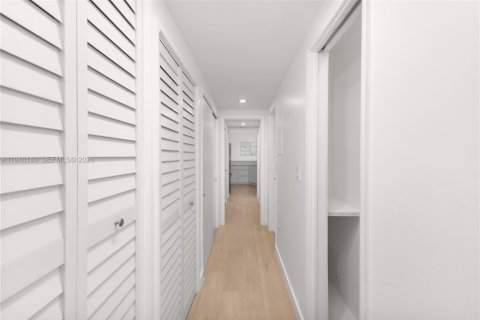 Condo in Miami, Florida, 1 bedroom  № 2003350 - photo 19