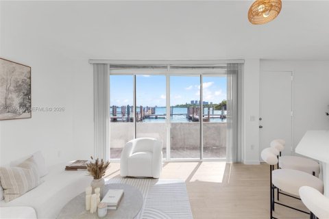 Condo in Miami, Florida, 1 bedroom  № 2003350 - photo 2