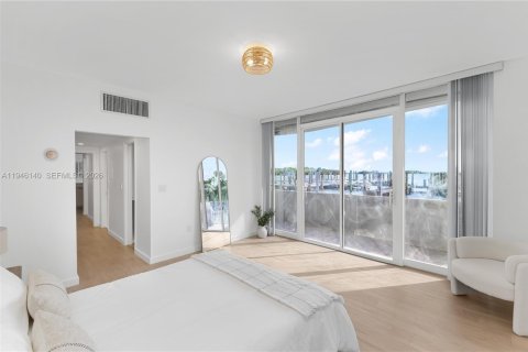 Condo in Miami, Florida, 1 bedroom  № 2003350 - photo 13