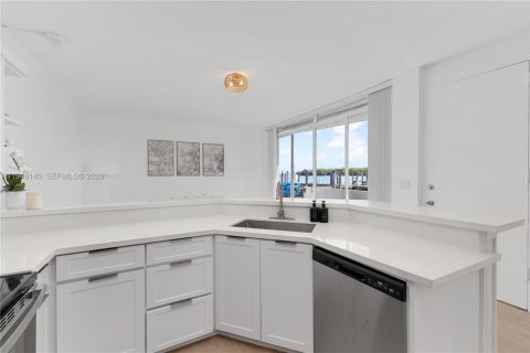 Condo in Miami, Florida, 1 bedroom  № 2003350 - photo 8