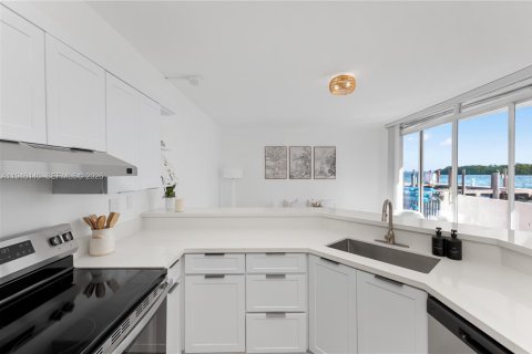 Condo in Miami, Florida, 1 bedroom  № 2003350 - photo 7