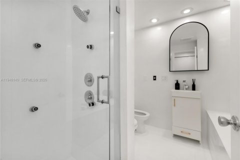 Condo in Miami, Florida, 1 bedroom  № 2003350 - photo 17