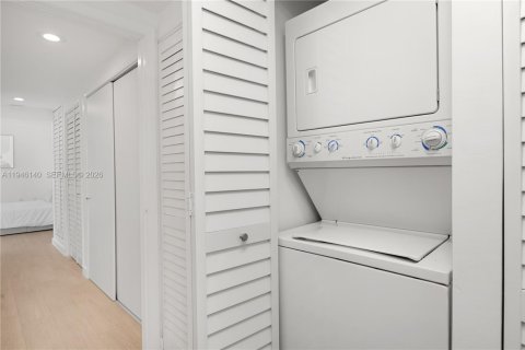 Condo in Miami, Florida, 1 bedroom  № 2003350 - photo 21