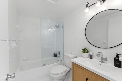Condo in Miami, Florida, 1 bedroom  № 2003350 - photo 10