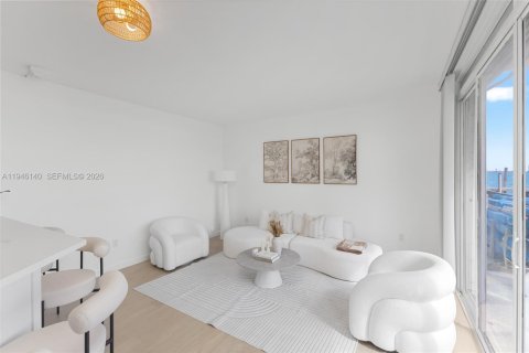 Condo in Miami, Florida, 1 bedroom  № 2003350 - photo 3