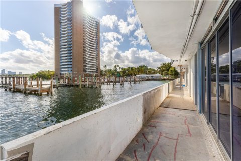 Condo in Miami, Florida, 1 bedroom  № 2003350 - photo 23