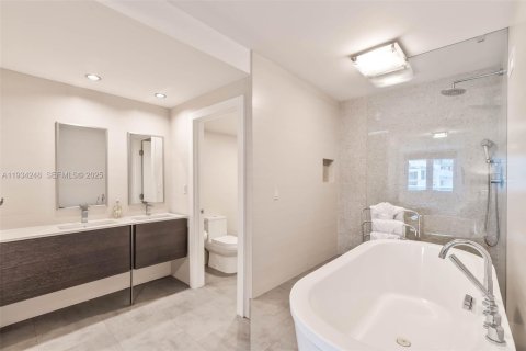 Condo in Miami Beach, Florida, 2 bedrooms  № 2052765 - photo 17