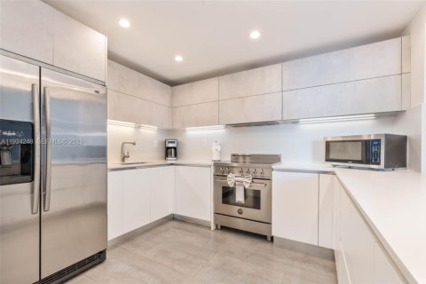 Condo in Miami Beach, Florida, 2 bedrooms  № 2052765 - photo 8