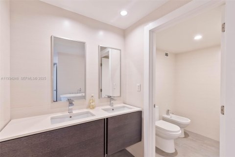 Condo in Miami Beach, Florida, 2 bedrooms  № 2052765 - photo 18