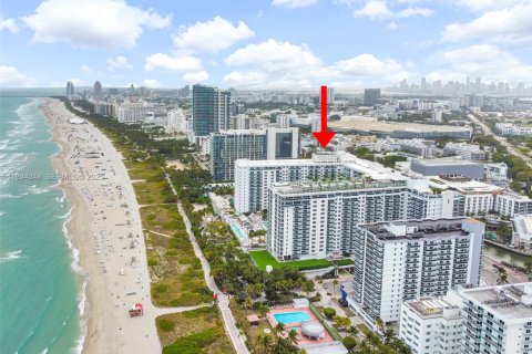 Condo in Miami Beach, Florida, 2 bedrooms  № 2052765 - photo 29