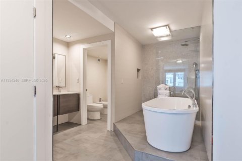Condo in Miami Beach, Florida, 2 bedrooms  № 2052765 - photo 16
