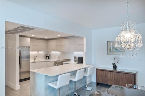 Condo in Miami Beach, Florida, 2 bedrooms  № 2052765 - photo 6