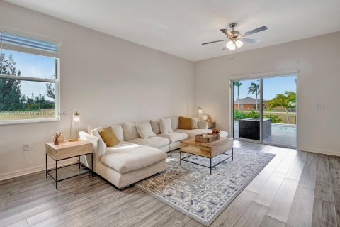 Casa en venta en Cape Coral, Florida, 4 dormitorios, 172.15 m2 № 1945816 - foto 17
