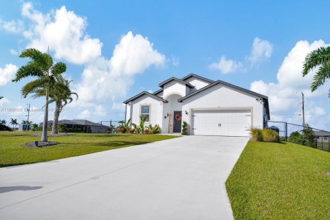 Casa en venta en Cape Coral, Florida, 4 dormitorios, 172.15 m2 № 1945816 - foto 4