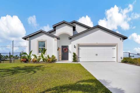 Casa en venta en Cape Coral, Florida, 4 dormitorios, 172.15 m2 № 1945816 - foto 1