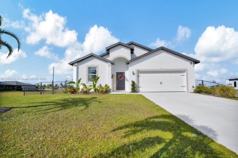 Casa en venta en Cape Coral, Florida, 4 dormitorios, 172.15 m2 № 1945816 - foto 2