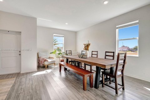 Casa en venta en Cape Coral, Florida, 4 dormitorios, 172.15 m2 № 1945816 - foto 6