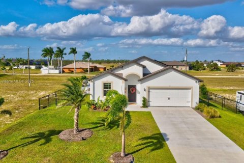 Casa en venta en Cape Coral, Florida, 4 dormitorios, 172.15 m2 № 1945816 - foto 3