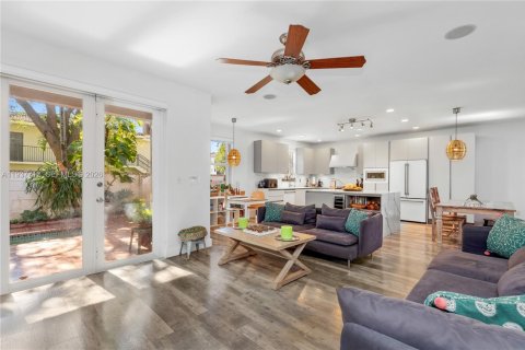 House in Doral, Florida 4 bedrooms, 210.61 sq.m. № 1996615 - photo 23