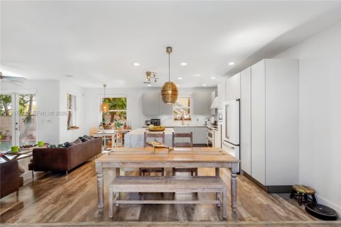 House in Doral, Florida 4 bedrooms, 210.61 sq.m. № 1996615 - photo 19