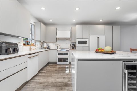 House in Doral, Florida 4 bedrooms, 210.61 sq.m. № 1996615 - photo 12