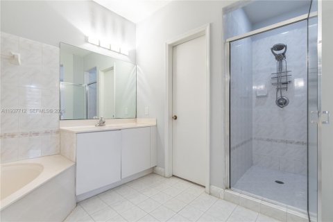 House in Doral, Florida 4 bedrooms, 210.61 sq.m. № 1996615 - photo 27