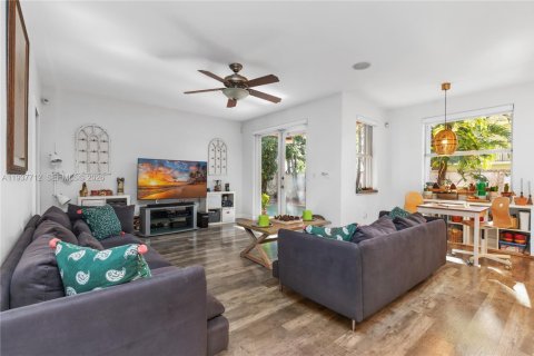 House in Doral, Florida 4 bedrooms, 210.61 sq.m. № 1996615 - photo 20