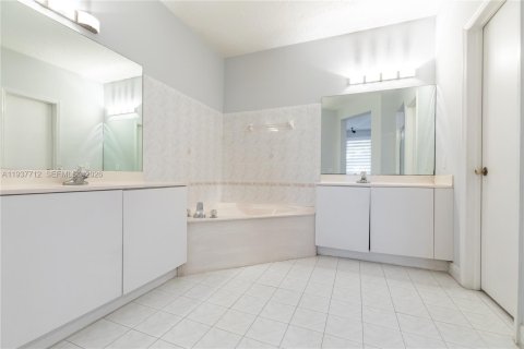 House in Doral, Florida 4 bedrooms, 210.61 sq.m. № 1996615 - photo 26