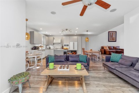 House in Doral, Florida 4 bedrooms, 210.61 sq.m. № 1996615 - photo 10