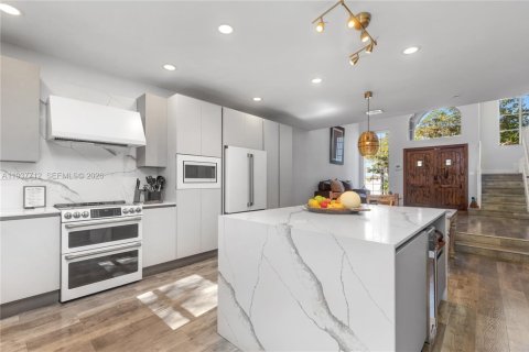 House in Doral, Florida 4 bedrooms, 210.61 sq.m. № 1996615 - photo 13