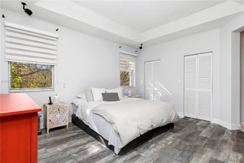 House in Doral, Florida 4 bedrooms, 210.61 sq.m. № 1996615 - photo 24