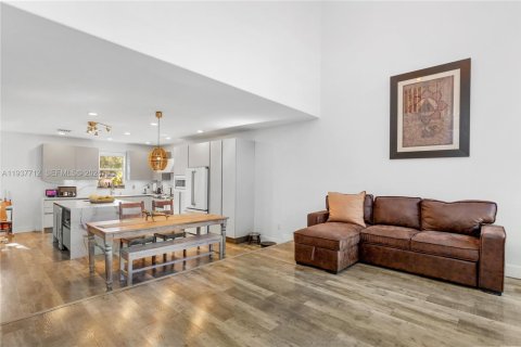 House in Doral, Florida 4 bedrooms, 210.61 sq.m. № 1996615 - photo 8