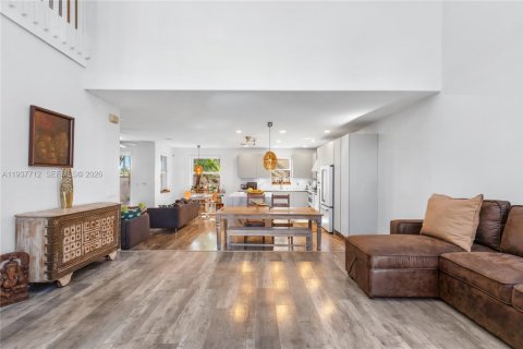 House in Doral, Florida 4 bedrooms, 210.61 sq.m. № 1996615 - photo 2