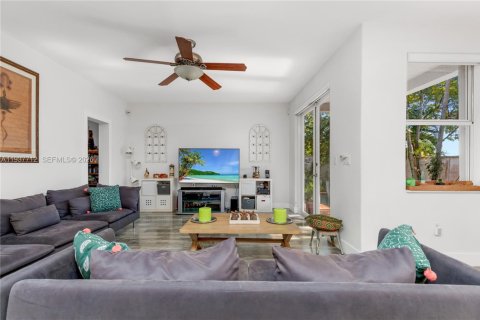 House in Doral, Florida 4 bedrooms, 210.61 sq.m. № 1996615 - photo 22